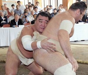 稽古総見 けが明けの日馬富士は順調 鶴竜、横綱初Vへ気合