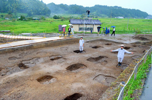 飛鳥京跡苑池、おでましの門？ 宮殿との仕切り位置に
