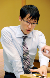 井山裕太名人が先勝 囲碁名人戦七番勝負第１局