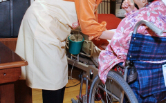 ケアプランに自己負担 介護給付抑制へ厚労省検討