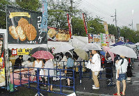 2015年09月07日 各地の自慢の揚げ物料理に列を作る来場者（湖南市で）