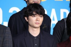 神木隆之介、イベント壇上で筋トレ披露 佐藤健「おれは絶対やらない！」