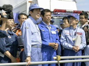 安倍首相「生活再建に全力」…豪雨被災地を視察 2015年09月12日 13時36分