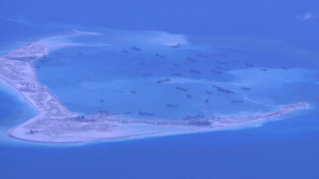 中国、南沙で3本目滑走路か 米CSISが衛星写真