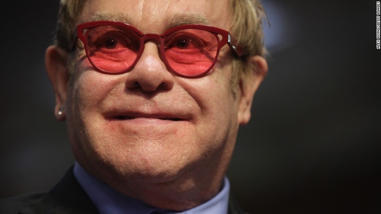 エルトン・ジョン、LGBTについてプーチン氏と電話会談? ロシア側は否定