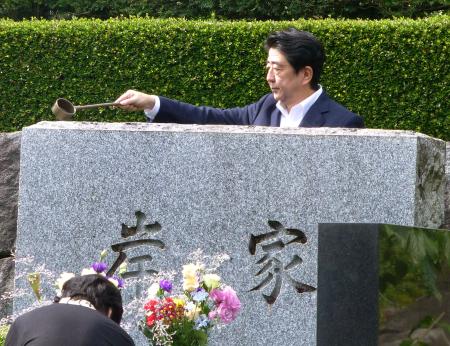 首相、祖父らの墓参り 安保法成立を報告