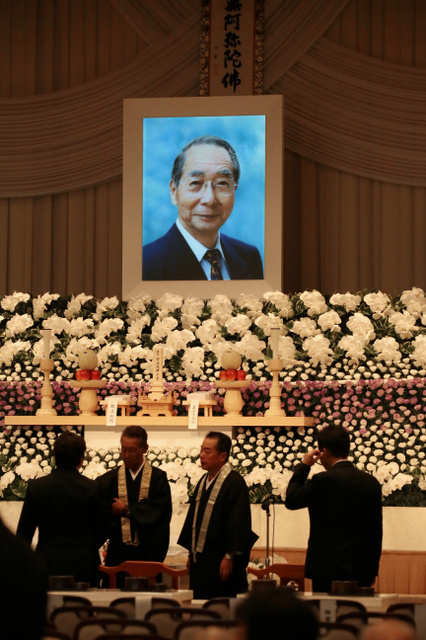 小泉氏「精神安定剤でした」 塩川元財相の葬儀で弔辞