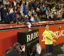 錦織圭が自己最速50勝 1万2000人観衆と自撮り