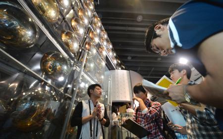 子供たち「科学に興味」 ノーベル賞で施設にぎわう