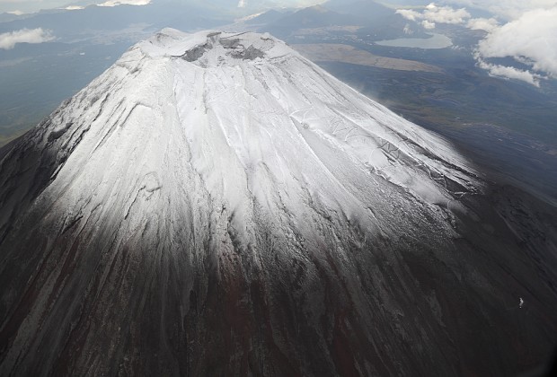 富士山が初冠雪 麓も「初雪化粧宣言」