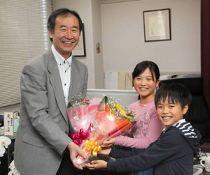 ノーベル賞：柏市あげて祝賀ムード 梶田さん、熱烈出迎え 決定後、研究所に初出勤 ／千葉