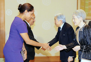 両陛下、パプア首相夫妻と会見…先の大戦に言及 2015年10月14日 23時17分