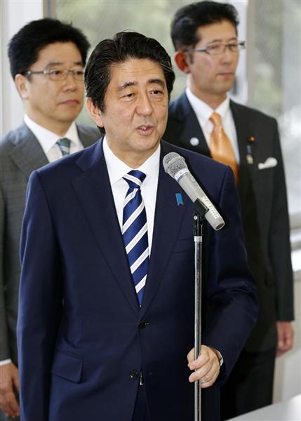 １億総活躍推進室：発足 首相と加藤担当相が看板設置