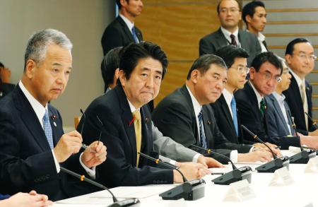 景気判断を下方修正 １年ぶり １０月月例、生産・輸出弱含み