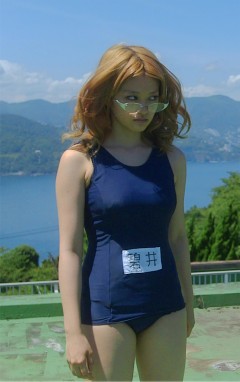 金髪スク水・山地まりが「ドライブ」ヒロイン・内田理央の宿敵に！『血まみれスケバンチェーンソー』出演！