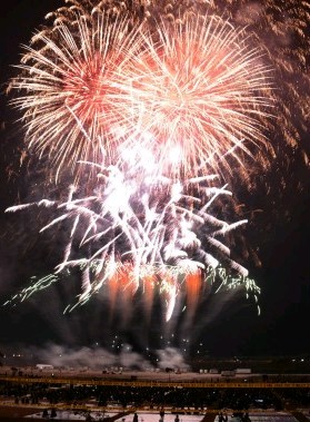 やつしろ全国花火競技大会：秋の夜空彩る１万２０００発 ／熊本