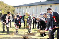 コウノトリ放鳥 １０年…郷公園で式典 2015年10月19日