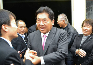 所沢市長選は現職再選 「育休退園」反対派敗れる