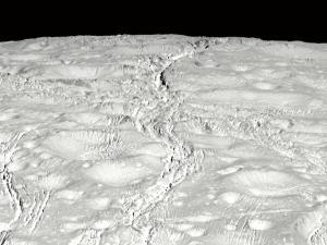 土星の月、画像公開…氷の表面にクレーター多数 2015年10月19日 12時34分