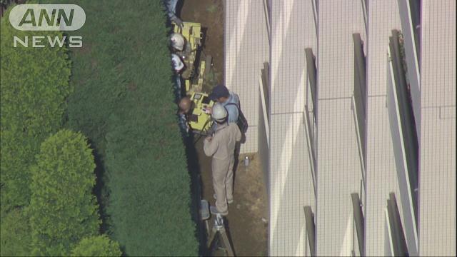 西棟の地盤調査、住民見守る…マンション傾斜 2015年10月19日 13時59分
