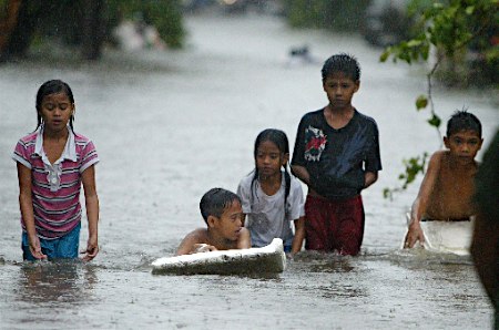 フィリピン、台風２４号で９人死亡 船転覆や倒木で