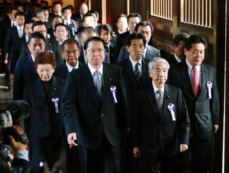 超党派約７０人が集団参拝＝靖国