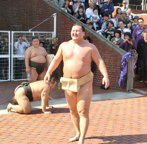 白鵬、巡業に復帰 鶴竜とぶつかり稽古も