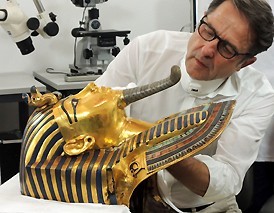 エジプト：「黄金のマスク」修復作業始まる