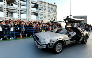 「デロリアン」お台場を走る イベントに750人