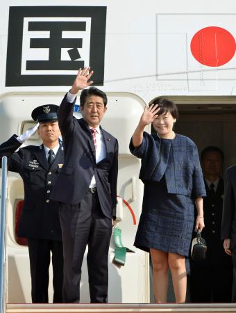 安倍首相、モンゴルと中央アジア歴訪に出発 2015年10月22日 10時50分