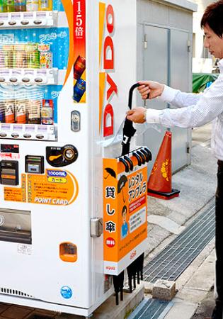 ダイドー、自販機横に傘設置 急な雨に無料貸し出し
