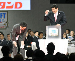 明大に二重の喜び=高山と上原が1位指名-プロ野球ドラフト