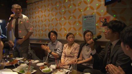 瑛太が演じる地味で冴えないサラリーマン カラオケ店で一歩踏み出す