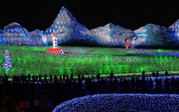 なばなの里：光り輝く「少女ハイジ」 三重・桑名