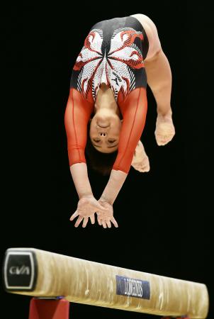 日本女子、3班終え首位「若いチームがよくやった」/体操