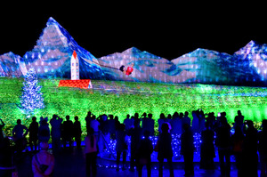 夜に浮かぶ光のハイジとアルプスの山々 三重・桑名