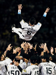 鉄人ナンバー復活!阪神・金本監督、背番号「6」へ最終調整
