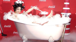 きゃりー、入浴中のセクシー姿「ベティちゃん」に変身