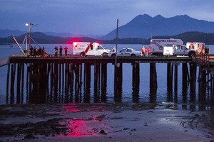 事故：バンクーバー島沖ホエールウオッチング沈没３人死亡