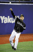 2015年10月27日 キャッチボールで調整する中田=大原一郎撮影