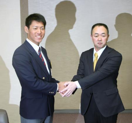 巨人指名の桜井「2桁勝利狙う」 あいさつで背番号21提示