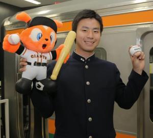 巨人、D6の巽に指名あいさつ「力強い真っすぐを見せられるようにしたい」