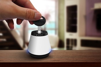 鍵を回せばTwitter? - Cerevo、Web連携で多彩な動作の「Hackey」スイッチ