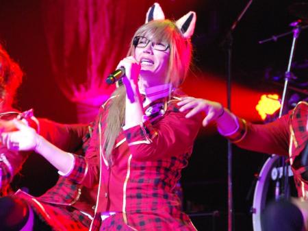 GACKT、猫耳女子コスプレでパフォーマンス ファン3000人大興奮