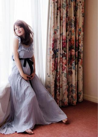 ゴマキがセクシー妊婦ショットを披露
