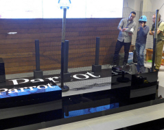 ドローンビジネス12月離陸 密集地は許可制に