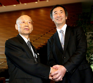 基礎研究に政府支援＝ノーベル賞の大村、梶田氏に—安倍首相