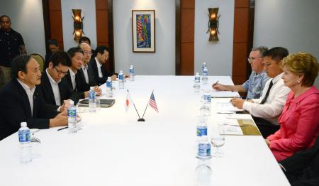 菅官房長官:グアム訪問 部隊移転に謝意 米議員と会談