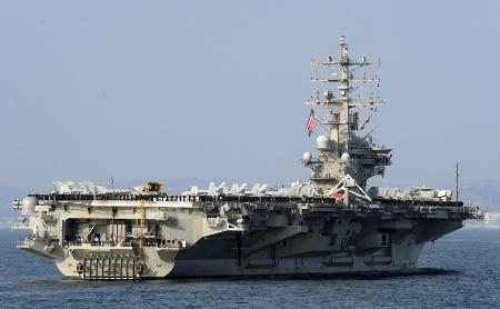 米空母150メートルにロ軍機 日本海、艦載機が緊急発進