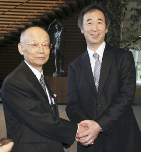 大村さんと梶田さん、首相官邸で初めて顔合わせ 2015年10月30日 00時08分